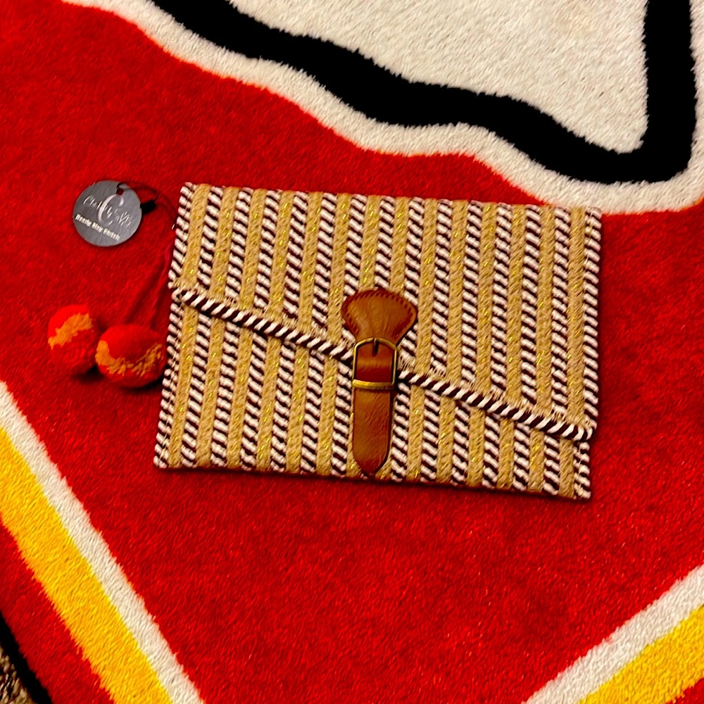 Woven Pom Pom clutch ✅